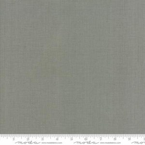 Könnte beinhalten: Ein einfarbiger, hellgrauer Stoff mit einer dezenten gewebten Textur. Der Stoff ist glatt und hat eine leicht matte Oberfläche.