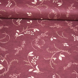 Può includere: Tessuto color borgogna con un motivo floreale bianco. Il motivo presenta foglie delicate e volute.