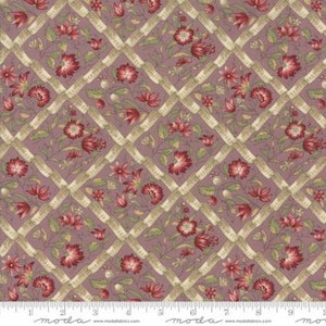 Könnte beinhalten: Ein lilafarbener Stoff mit einem sich wiederholenden Muster aus beigefarbenem Gitterwerk und roten Blumendesigns. Der Stoff hat einen dezenten Glanz und eine weiche Textur.