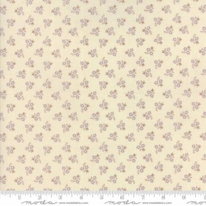 Könnte beinhalten: Cremefarbener Stoff mit einem sich wiederholenden Muster aus kleinen, hellvioletten Blumenclustern und braunen Stielen. Der Stoff hat ein subtiles, strukturiertes Aussehen, und ein Lineal ist am unteren Rand sichtbar, in Zentimetern markiert.