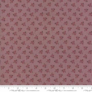 Könnte beinhalten: Ein rosa Stoff mit einem kleinen, sich wiederholenden Muster aus roten Blumen. Der Stoff hat eine subtile Textur und ist perfekt für Quilten, Basteln und Heimwerkerprojekte.