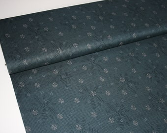Può includere: Tessuto turchese con un motivo floreale bianco. Il tessuto ha una texture sottile e un motivo ripetitivo di piccoli fiori e foglie.