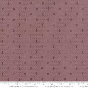 Könnte beinhalten: Ein staubiger rosafarbener Stoff mit einem sich wiederholenden Muster aus kleinen, dunkelbraunen, stilisierten Bäumen. Der Stoff hat eine subtile Textur und einen leicht verblassten Look. Der Stoff ist mit einem Lineal in Zoll gekennzeichnet.