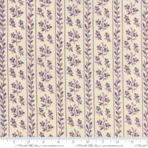 Könnte beinhalten: Ein weißer Stoff mit einem sich wiederholenden Muster aus violetten Blütenzweigen und Ranken. Der Stoff hat einen dezenten Glanz und eine weiche Textur.