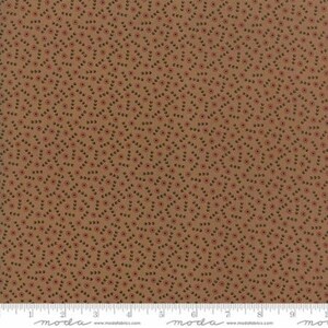 Peut inclure: Un tissu brun avec un motif répétitif de petits cercles rouges et de feuilles vertes. Le tissu a une texture subtile.