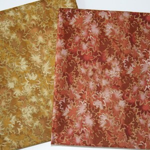 Pu&ograve; includere: Due campioni di tessuto con un motivo floreale. Un campione &egrave; di colore marrone chiaro con un motivo floreale bianco. L'altro campione &egrave; di colore rosso scuro con un motivo floreale bianco.