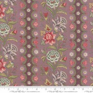 Könnte beinhalten: Lilafarbener Stoff mit einem sich wiederholenden Blumenmuster. Die Blumen sind in den Farben Rosa, Grün und Weiß gehalten. Der Stoff hat einen Vintage-Look.