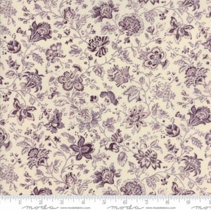 Könnte beinhalten: Cremefarbener Stoff mit einem sich wiederholenden Blumenmuster in Lilatönen. Das Design zeigt stilisierte Blumen, Blätter und Ranken, die eine Vintage-Ästhetik erzeugen. Der Stoff ist wahrscheinlich Baumwolle, geeignet für Quilt- oder Nähprojekte. Maße in Zentimetern.