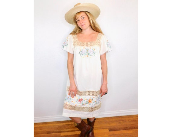 Daisy Dress // vintage sun Mexican embroidered floral 70s boho hippie cotton hippy off white midi // S/M