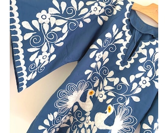 Blusa/túnica bohemia vintage mexicana de los años 70, azul y blanca, bordada a mano.