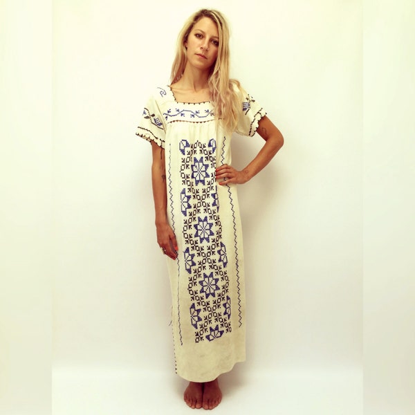 Veranda Dress // vintage 70s cotton white embroidered floral ethnic boho hippie Mexican maxi hippy bohemian gypsy woven // S/M