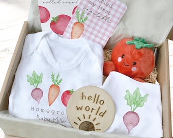 Set de regalo personalizado para bebé con temática de verduras, traje de granja y peluche de tomate.