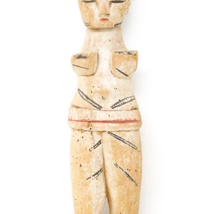 以下が含まれることがあります： 黒の帽子をかぶった人の木製の置物で、黒、白、赤で塗られています。置物は腕を伸ばして立っており、体にスタイリッシュなデザインが施されています。