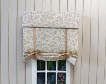 Handgemachte Miniatur Puppenhaus Polstermöbel - 12th Maßstab Fenster Jalousie mit gepolsterten Schabracke Volant Naturzweig