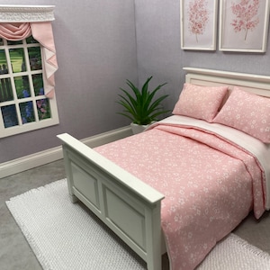 Juego de ropa de cama de algodón floral rosa de 3 piezas para casa de muñecas en miniatura a escala 12 para una cama doble