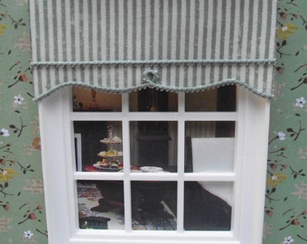 Miniatuurpoppenhuis 12e schaal gestreept rolgordijn met saliegroene rand 11 cm of 7 cm breed