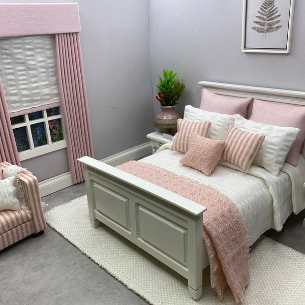 Conjunto de cama de casal em miniatura, escala 1:12, feito à mão, com 9 peças de linho branco para uma cama de casal nas cores rosa e branco.