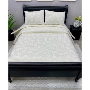 Miniature doll house 12th scale 3 piece white daisy cotton bed linen set for a double sized bed