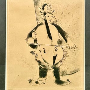 Può includere: Una stampa in bianco e nero di una persona che suona il violoncello. La figura è stilizzata con un design stravagante, che tiene il violoncello con un arco. L'opera d'arte ha un'atmosfera vintage, con uno sfondo marrone chiaro e un bordo bianco.