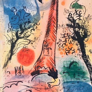 Pode incluir: Pintura abstrata com um esquema de cores vermelho, laranja, amarelo, azul e verde. A pintura apresenta uma estrutura alta e vermelha em forma de torre com um rosto no centro. Há árvores e um sol no fundo.