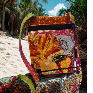 K&ouml;nnte beinhalten: Eine bunte Patchwork-Umh&auml;ngetasche mit langem Riemen. Die Tasche besteht aus einer Vielzahl von Stoffen in Orange-, Gelb-, Rosa- und Gr&uuml;nt&ouml;nen. Sie hat einen schwarzen Rei&szlig;verschluss und ist mit Nahtdetails verziert.