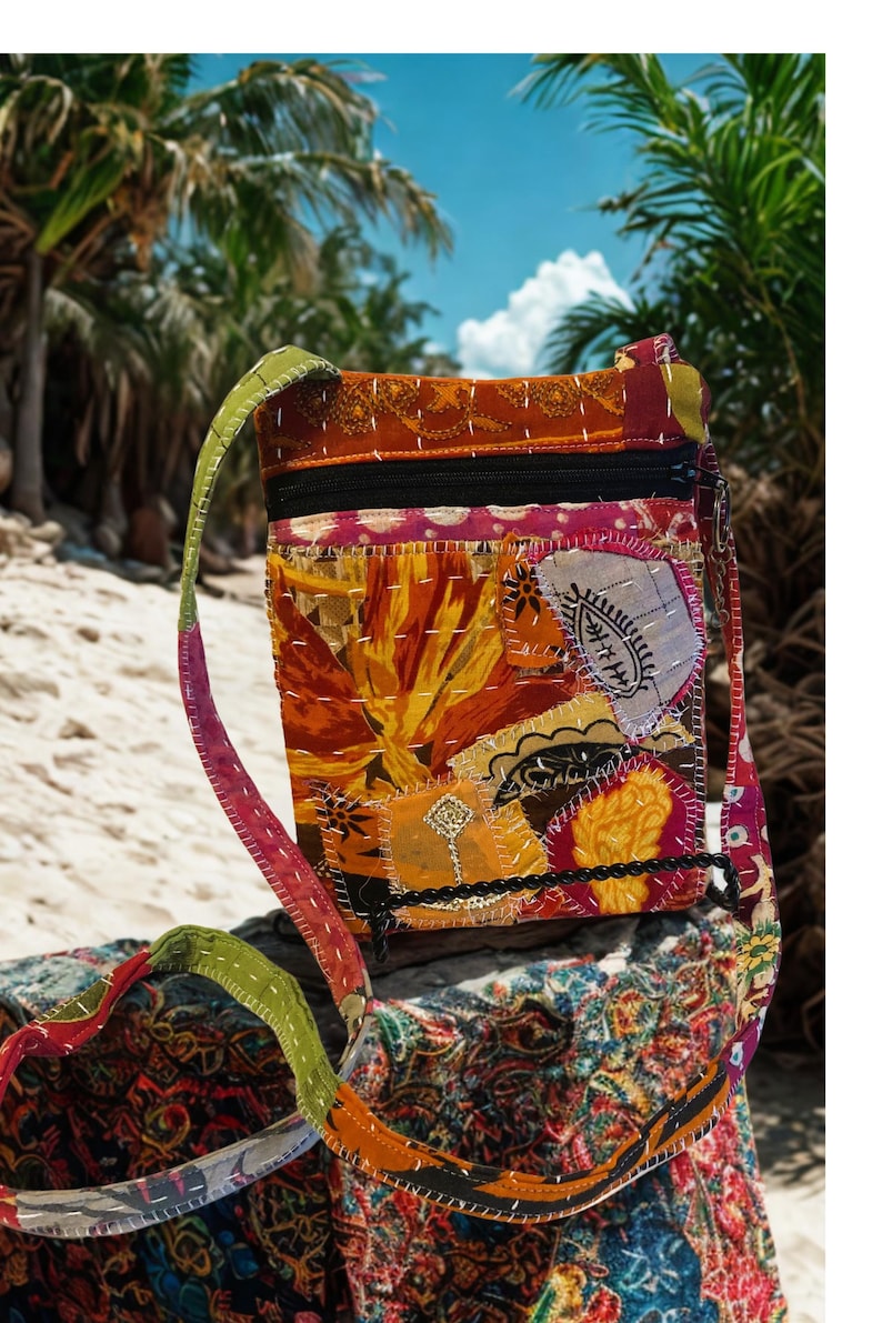 K&ouml;nnte beinhalten: Eine bunte Patchwork-Umh&auml;ngetasche mit langem Riemen. Die Tasche besteht aus einer Vielzahl von Stoffen in Orange-, Gelb-, Rosa- und Gr&uuml;nt&ouml;nen. Sie hat einen schwarzen Rei&szlig;verschluss und ist mit Nahtdetails verziert.