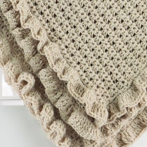 Haakpatroon babydeken Eleanor #154 om een wiegdeken te haken met schattige ruches die elke kinderkamer of babyshower opfleurt.