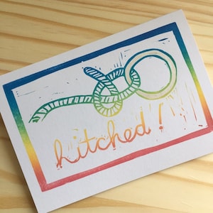 Hitched: handgedrukte regenboogtrouwkaart