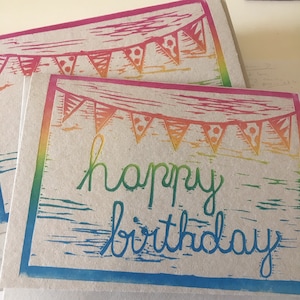 Joyeux anniversaire avec des banderoles. Carte d'anniversaire linogravure imprimée à la main