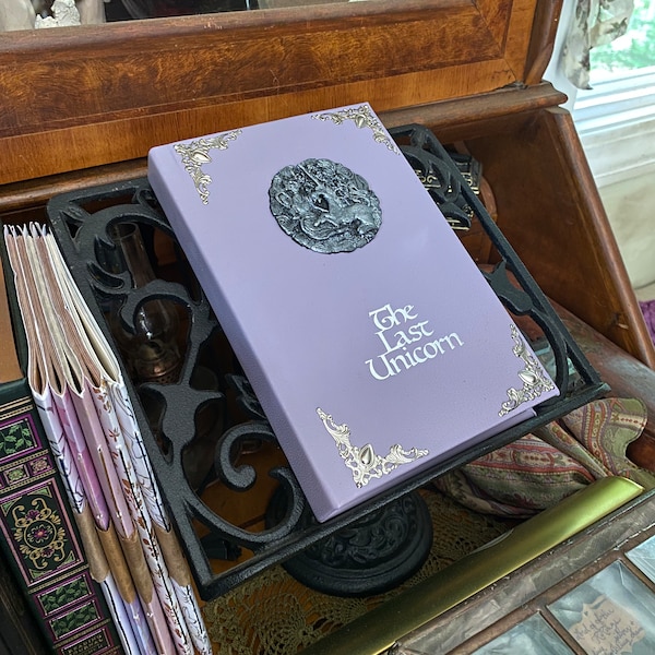 The Last Unicorn-boek: leergebonden, antiek, versie lila hout (door Peter S. Beagle)