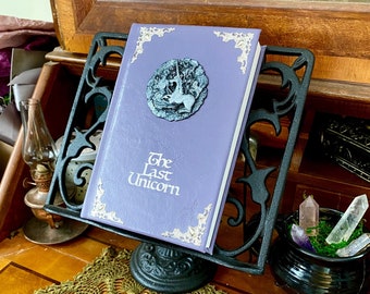 NOUVEAU ! Livre La dernière licorne - Relié en cuir - Antique - Version bois de lavande (violet clair/cuir lilas souple) - Maintenant avec pages noires