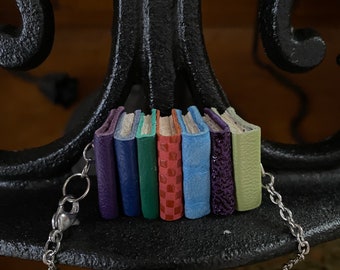 NOUVELLE* série Wizard | Collier bibliothèque en cuir | HP | Prêt-à-partir - Collier livre miniature