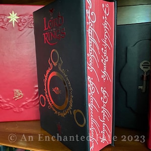 NEU! Der Herr der Ringe- (alle drei Bücher gebunden in einem) Lederband-Buch- mit Abbildungen und Landkarten und gesprühten Rändern- Herr der Ringe