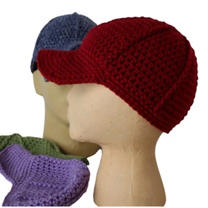 Puede incluir: Tres gorras de punto de crochet en diferentes colores: rojo, azul y morado. Las gorras son todas gorras de b&eacute;isbol con visera.