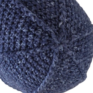Puede incluir: Primer plano de un gorro de punto azul. El gorro est&aacute; hecho con un hilo texturizado y tiene un dise&ntilde;o sencillo.