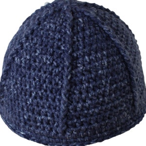 Puede incluir: Un gorro de punto azul con un patr&oacute;n texturizado.