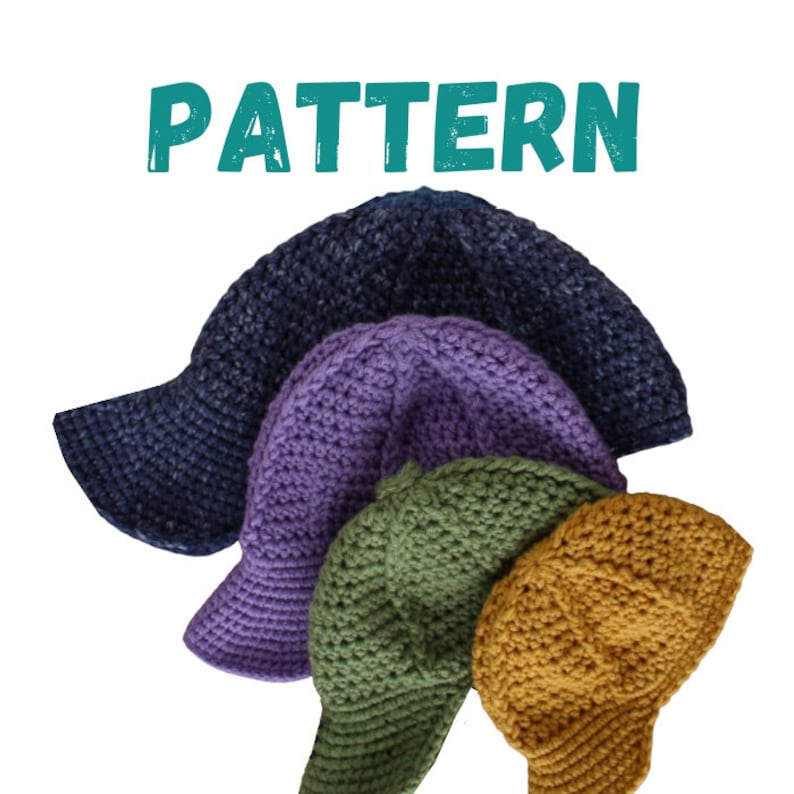 Puede incluir: Cuatro gorras de ganchillo en diferentes colores: azul marino, morado, verde y amarillo mostaza. Cada gorra tiene una visera y est&aacute;n apiladas una encima de la otra.