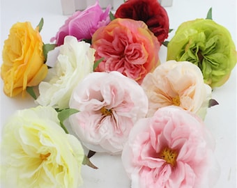 Puede incluir: Una colección de flores de rosas artificiales de colores variados, incluyendo amarillo, rosa, rojo y verde. Las flores tienen múltiples capas de delicados pétalos y tallos verdes, perfectas para manualidades o decoración.