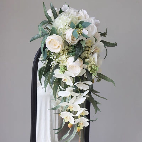 Bouquet de mariage en cascade d’orchidée blanche, bouquet de mariée blanc, fleur de mariage rustique, faite avec rose, orchidée, hortensia