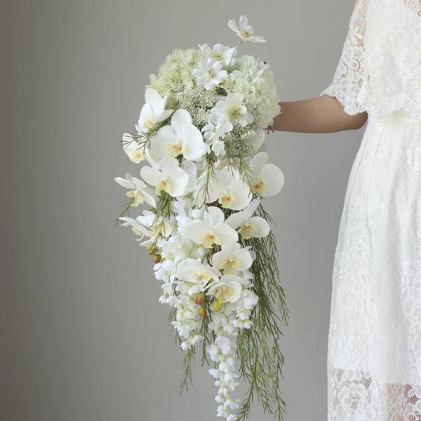 Bouquet de mariage en cascade d’orchidée blanche, bouquet de mariée blanc, fleur de mariage rustique, faite avec orchidée, hortensia, souffle de bébé