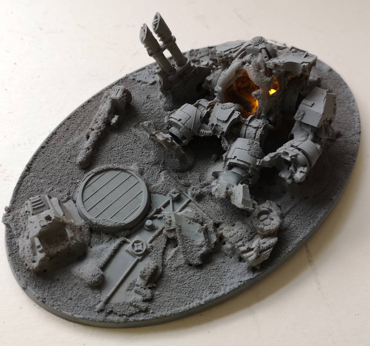 Socle scénique de dreadnought détruit à l'échelle 28 mm Wargames, socle 170 mm. LED allumée.