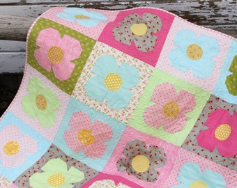 Sophie Quilt Pattern #132 by Cluck Cluck Sew - Pretty Flower Quilt in 5 Sizes - Beginner Quilt (W751)