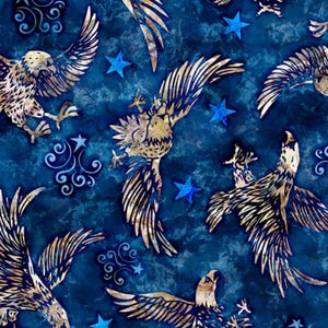 Op de afbeelding: Een herhalend patroon met gestileerde adelaars met uitgespreide vleugels in tinten goud en wit tegen een diepblauwe achtergrond. Verspreide blauwe sterren en decoratieve krullen maken het ontwerp compleet, waardoor een hemels of patriottisch thema ontstaat.