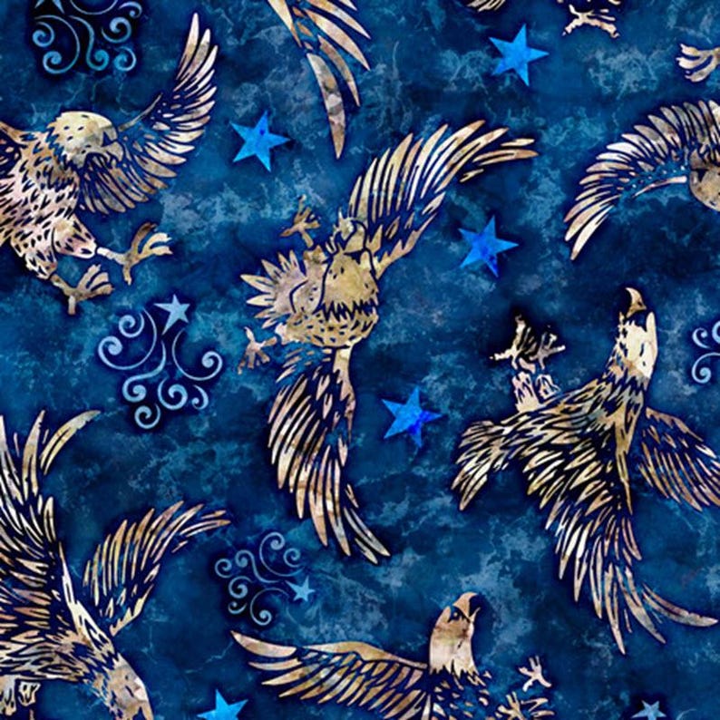 Op de afbeelding: Een herhalend patroon met gestileerde adelaars met uitgespreide vleugels in tinten goud en wit tegen een diepblauwe achtergrond. Verspreide blauwe sterren en decoratieve krullen maken het ontwerp compleet, waardoor een hemels of patriottisch thema ontstaat.