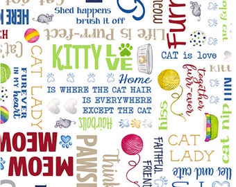 以下が含まれることがあります： 猫に関連するカラフルなテキストとイラストが繰り返しパターンで描かれた白い生地。テキストには、「Cat Lady」、「Life is Purr-fect」、「Home is Where the Cat Hair is Everywhere Except the Cat」、「Pawsitive Think」などのフレーズが含まれています。