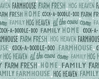 Può includere: Un tessuto blu e bianco con un motivo ripetitivo di parole legate alla vita in fattoria, tra cui "Farmhouse", "Farm Fresh", "Hog Heaven", "Family", "Home" e "Cock-a-doodle-doo". Un righello è incluso per la scala.