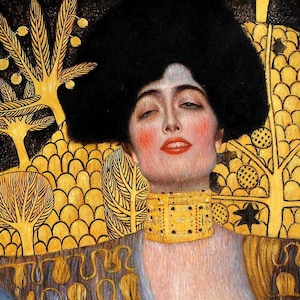 Op de afbeelding: Een schilderij van een vrouw met donker haar en een gouden ketting. Ze draagt een blauwe en gouden jurk en heeft een gouden achtergrond.