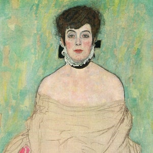 Op de afbeelding: Een portret van een vrouw die een witte kanten kraag en een lichtbruine jurk draagt. De achtergrond is lichtgroen met een aquareleffect.