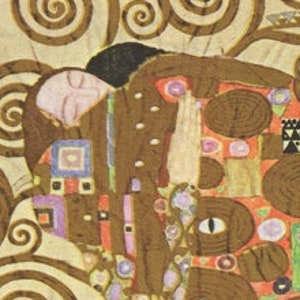 Op de afbeelding: Een schilderij van twee figuren die elkaar omhelzen, met een achtergrond van draaiende bruine lijnen. De figuren zijn gestileerd en hebben grote, ronde ogen. De vrouw draagt een kleurrijke jurk met geometrische patronen en de man draagt een donker pak. Het schilderij is in de stijl van Gustav Klimt.