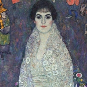 Op de afbeelding: Een schilderij van een vrouw in een witte jurk met een bloemenpatroon. Ze staat op een gepatroneerd tapijt met een kleurrijke achtergrond.